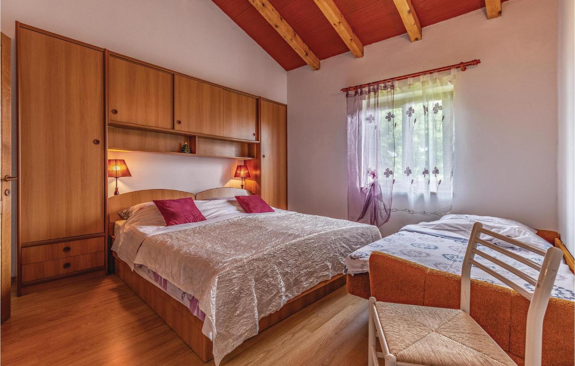 2 Bedroom Amazing Home In Rakotule Kültér fotó