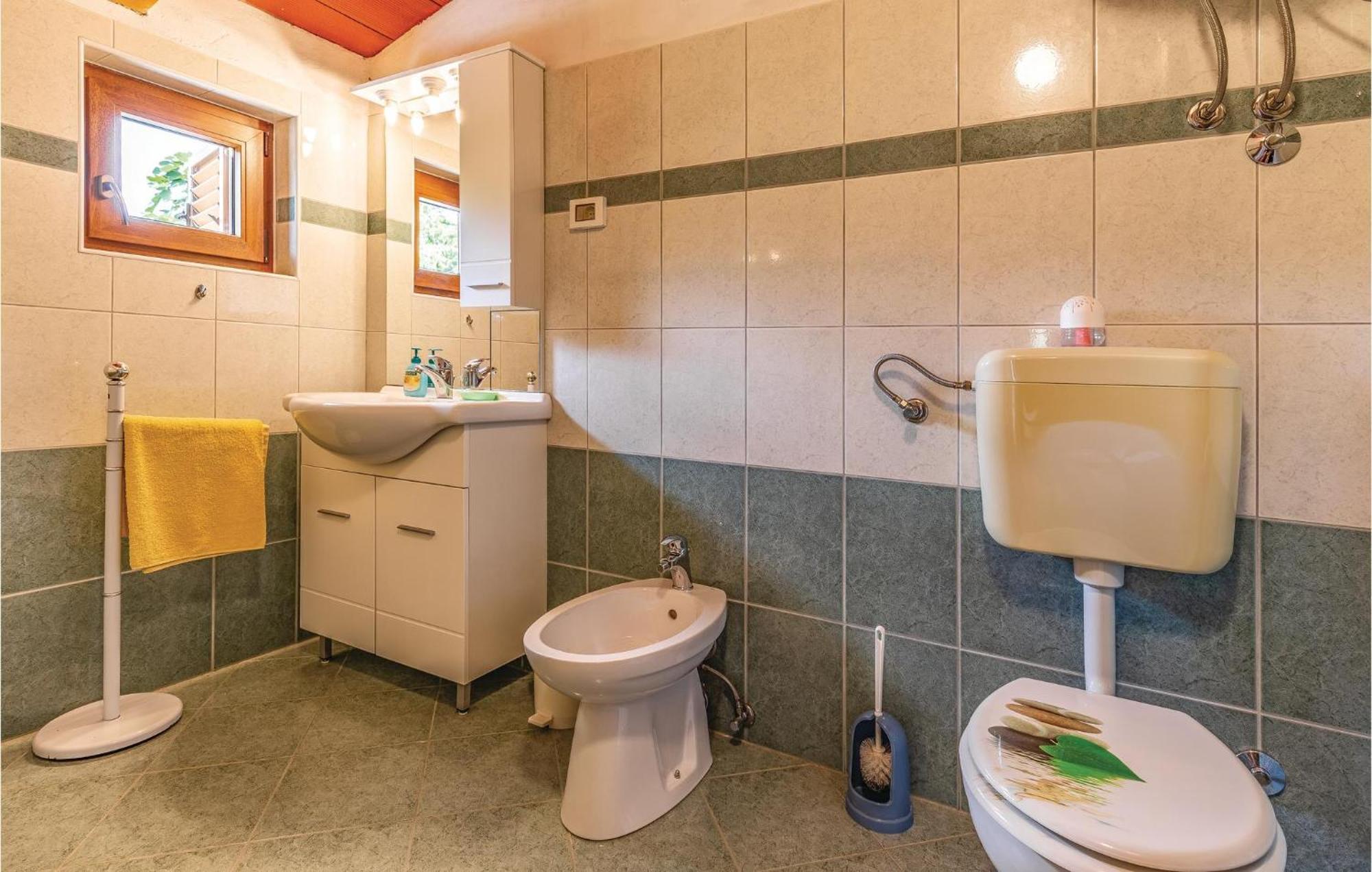 2 Bedroom Amazing Home In Rakotule Kültér fotó