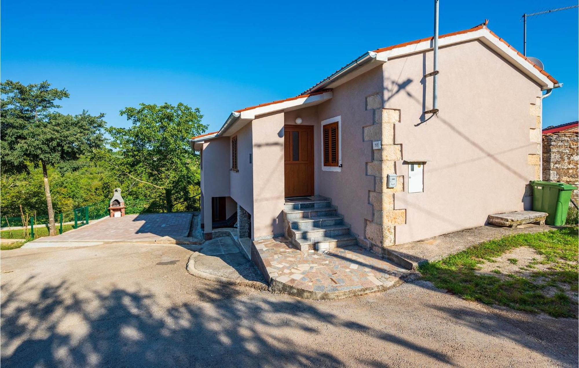 2 Bedroom Amazing Home In Rakotule Kültér fotó